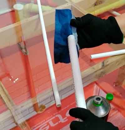 Cómo pegar un tubo de PVC con agua