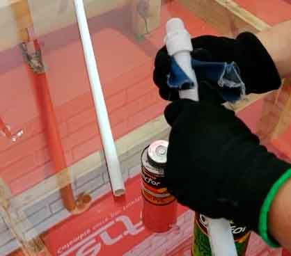 Cómo instalar tubería de PVC para baño