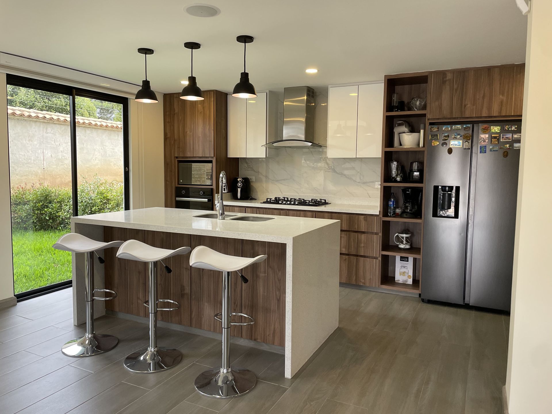 Cocina moderna con acabados COMFER en Santander