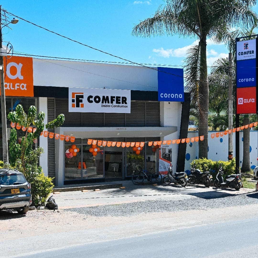 Sala de ventas COMFER Barbosa, Santander, con inventario de material de construcción