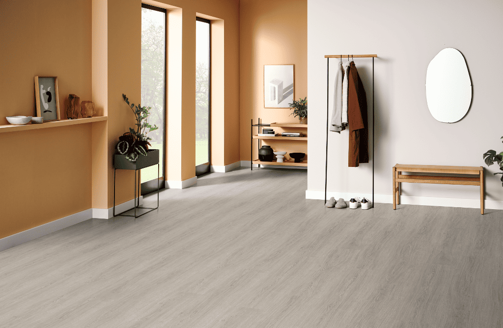 PISO LAMINADO ALEMAN BISELADO CON TEXTURA REGISTRADA ROBLE VICTORIA GRIS CLARO T32 TVAAQUA2028 AQUA 72 HORAS DE 1292X246 (2.5426)