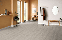 PISO LAMINADO ALEMAN BISELADO CON TEXTURA REGISTRADA ROBLE VICTORIA GRIS CLARO T32 TVAAQUA2028 AQUA 72 HORAS DE 1292X246 (2.5426)
