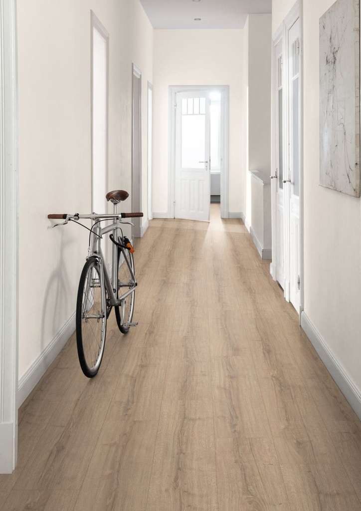 PISO LAMINADO ALEMAN BISELADO CON TEXTURA REGISTRADA ROBLE SHERMAN MARRON T32 TVAAQUA2043 AQUA 24 HORAS DE 1292X246 (2.5426)