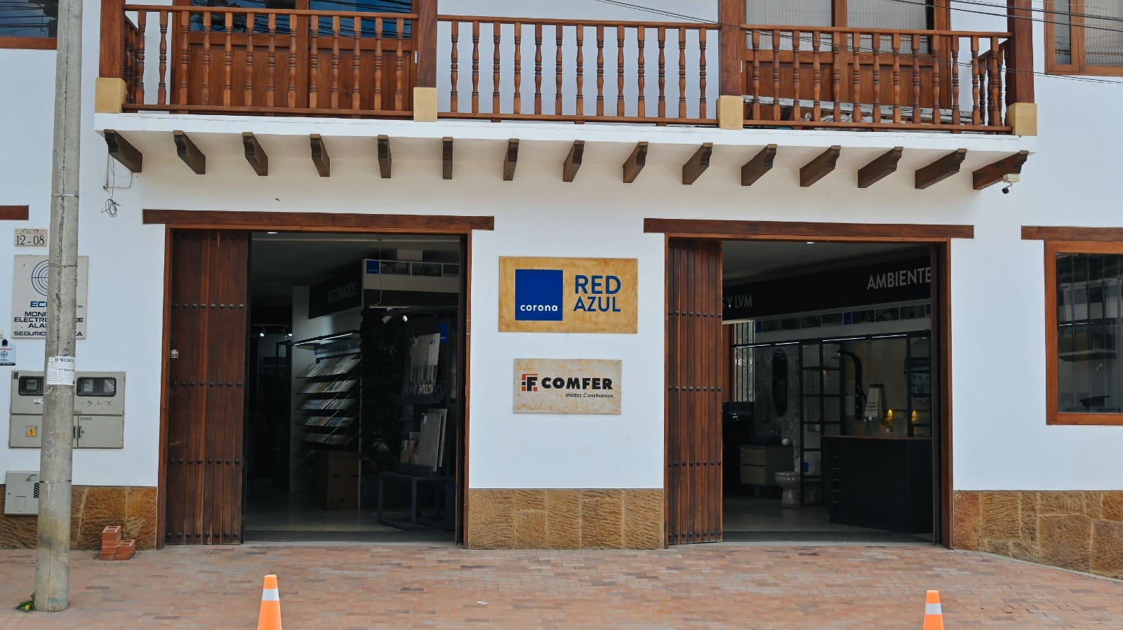 Showroom Comfer Villa de Leyva con ambientes reales de cocina y baño