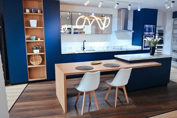 Cocina moderna cocina con acabados en madera, con colores de tendencia y electrodomésticos inteligentes
